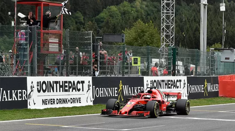 Sebastian Vettel cruzando la meta en el Gran Premio de Bélgica de Fórmula 1
