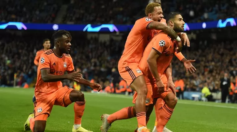 El conjunto de Lyon celebra su anotación en la Liga de Campeones ante el City