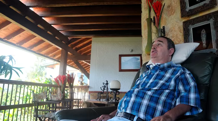El profesor Luis Fernando Montoya en su casa, en el Valle de Aburrá (Caldas)