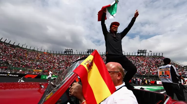 Fernando Alonso recibe homenaje en México