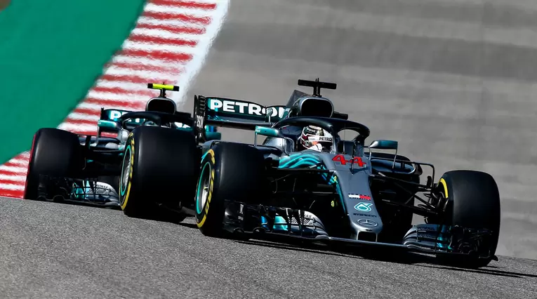 Lewis Hamilton de Gran Bretaña conduciendo el (44) Mercedes AMG Petronas F1 Team Mercedes WO9 seguido por Valtteri Bottas 