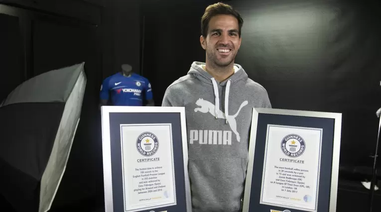 Cesc Fábregas posa con las placas de de su récord Guinness 