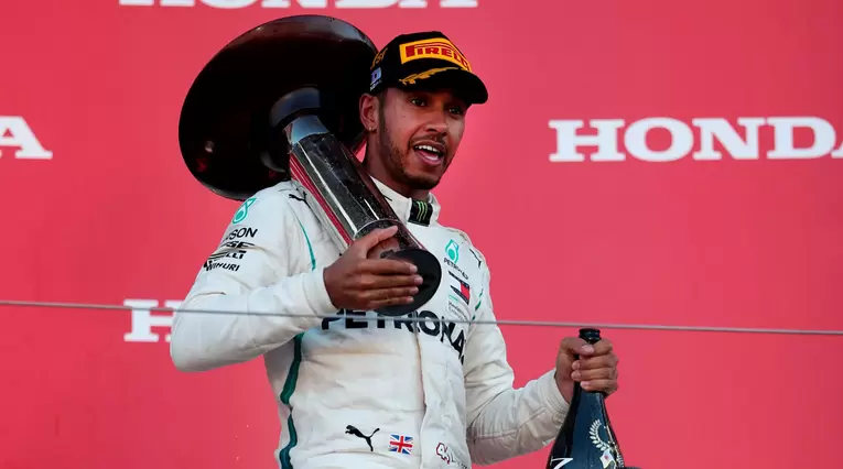 Lewis Hamilton con el trofeo de ganar en el Gran Premio de Fórmula 1 en Japón