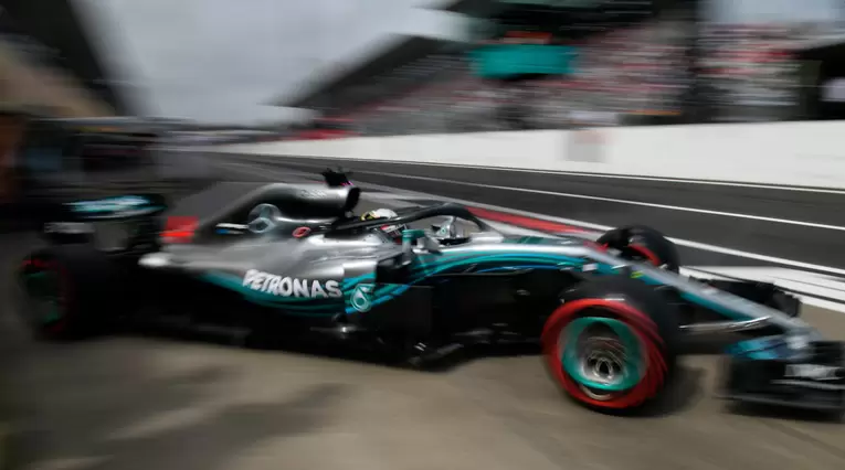 Durante el Gran Premio de Japón, el piloto británico Lewis Hamilton (Mercedes) saliendo de los tallerres