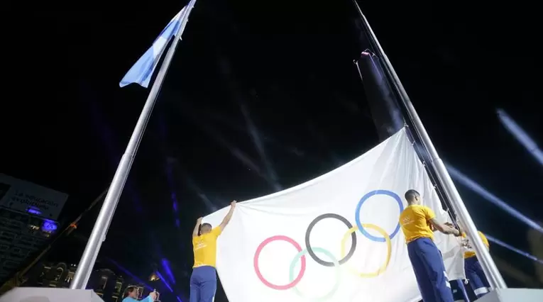 La bandera de los Juegos Olímpicos es izada en Argentina 2018  