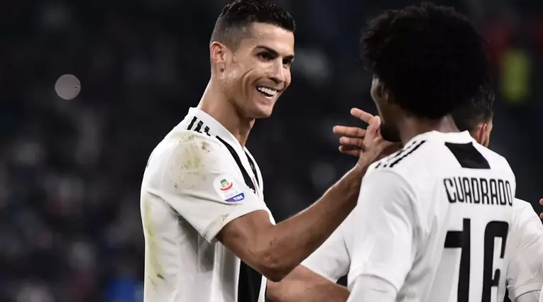 Cristiano Ronaldo celebra un gol con Juan Guillermo Cuadrado en la Juventus
