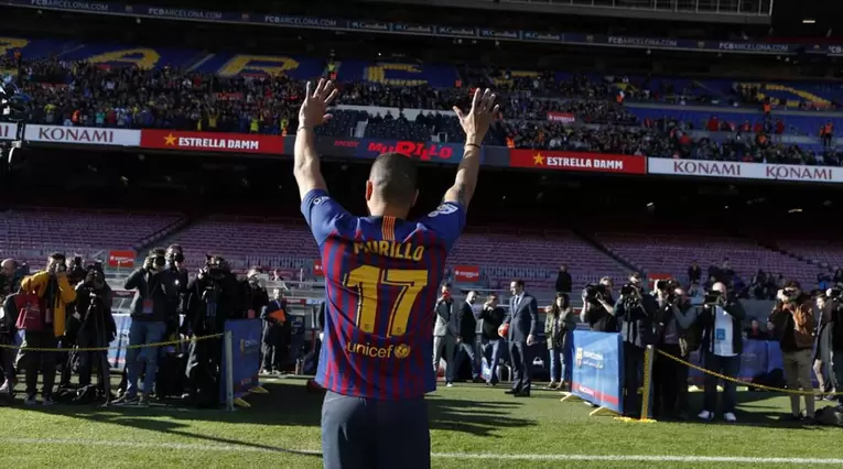 Murillo saludando a los colombianos e hinchas del Barcelona que estaban presentes