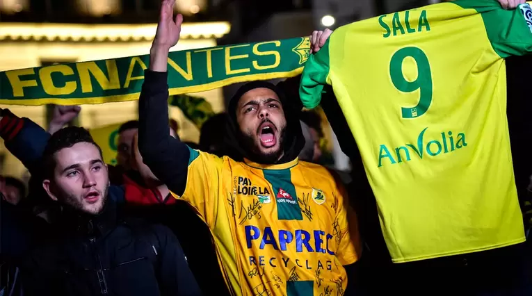Nantes convocó a los aficionados para colocar velas frente a una fuente en señal de esperanza por la aparición de Emiliano Sala