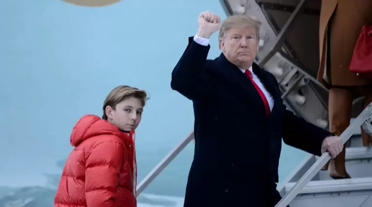 Donald Trump junto a su hijo Barron en la víspera del Super Bowl