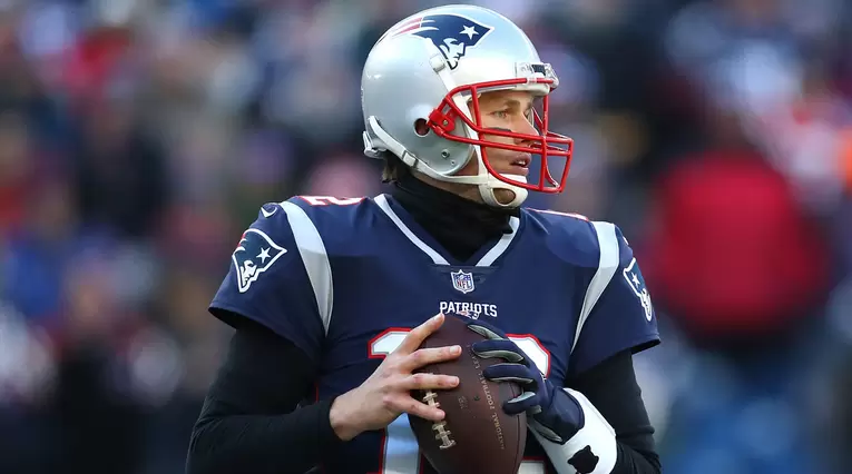 Tom Brady jugando un partido con los Patriotas de Nueva Inglaterra