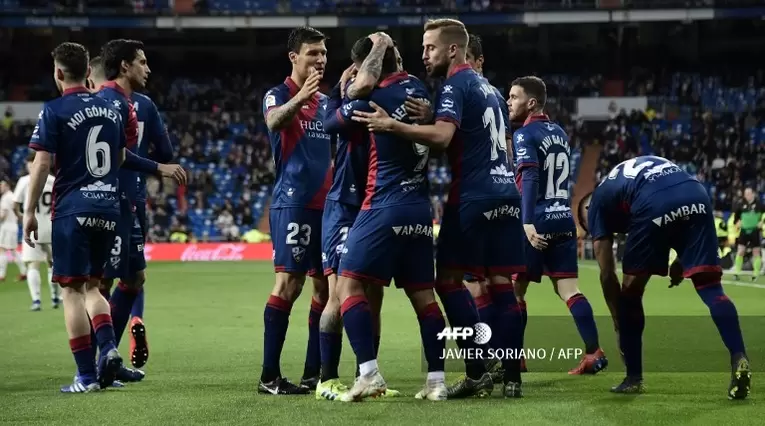 Jugadores del Huesca celebrando su gol ante el Real Madrid