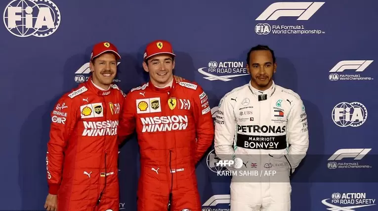 Charles Leclerc junto a Sebastian Vettel y Lewis Hamilton en el Gran Premio de Bahrein