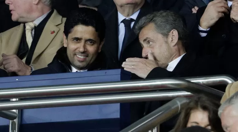 Nasser Al-Khelaifi, presidente del PSG, junto a Nicolas Sarkozy en el partido ante Manchester United
