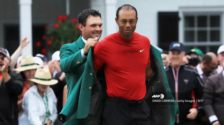 Tiger Woods enfundándose su quinta chaqueta verde en el Masters de Augusta