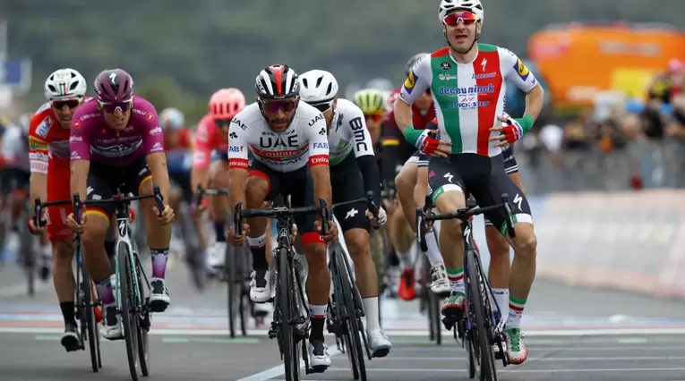 Elia Viviani derrotó a Fernando Gaviria en la tercera etapa del Giro de Italia