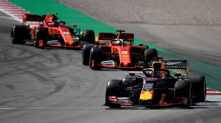 Los Ferrari persiguiendo al Red Bull de Verstappen en el Gran Premio España de la Fórmula 1