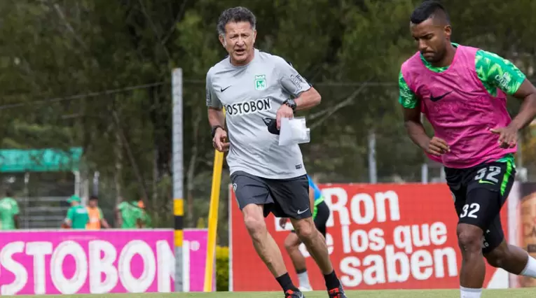 Juan Carlos Osorio dirigiendo un entrenamiento en Nacional