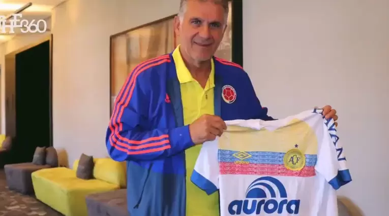 Carlos Queiroz con la camiseta de Chapecoense