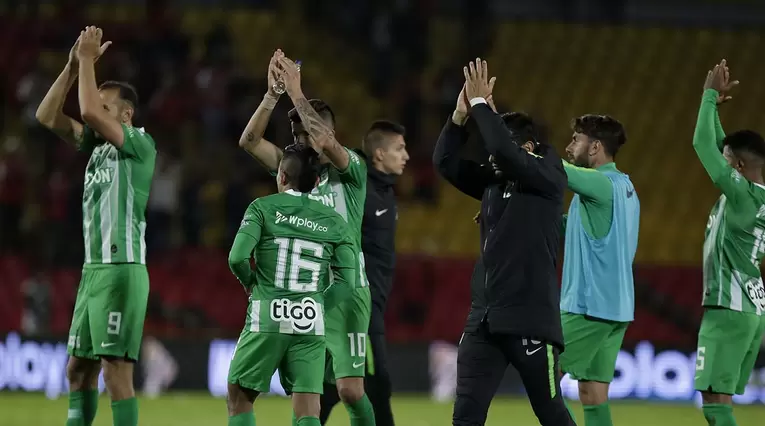 Atlético Nacional - jugadores saludando a la hinchada