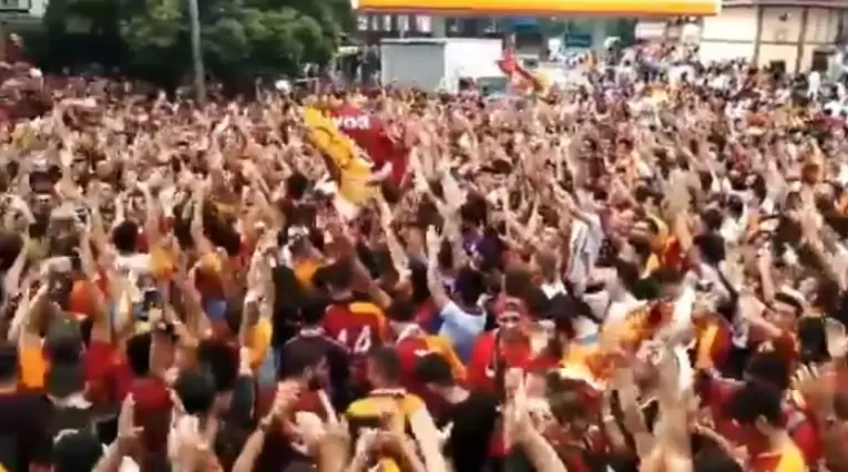 Fanáticos de Galatasaray esperando a Falcao García