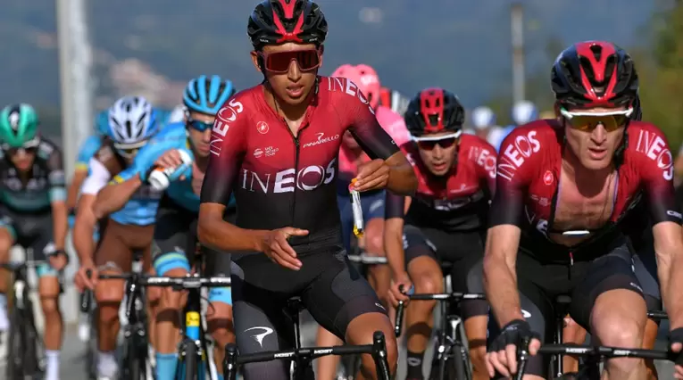 Egan Bernal corriendo el Giro de Lombardía