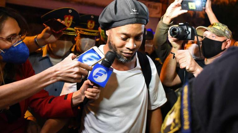 Ronaldinho salió de la cárcel en Paraguay