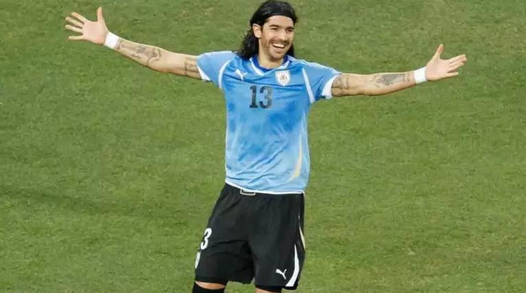 Sebastián el 'Loco' Abreu jugando con la Selección de Uruguay.