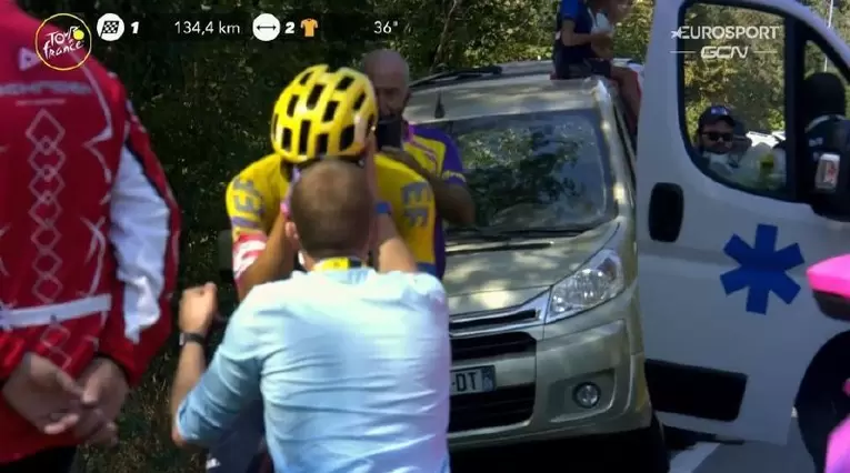 Serio Higuita llorando por su retiro del Tour de Francia