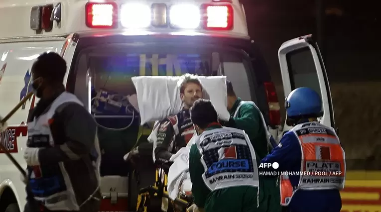 Grosjean llevado en ambulancia