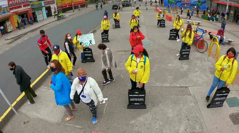 Campaña de sensibilización en Bosa con lapidas por el coronavirus