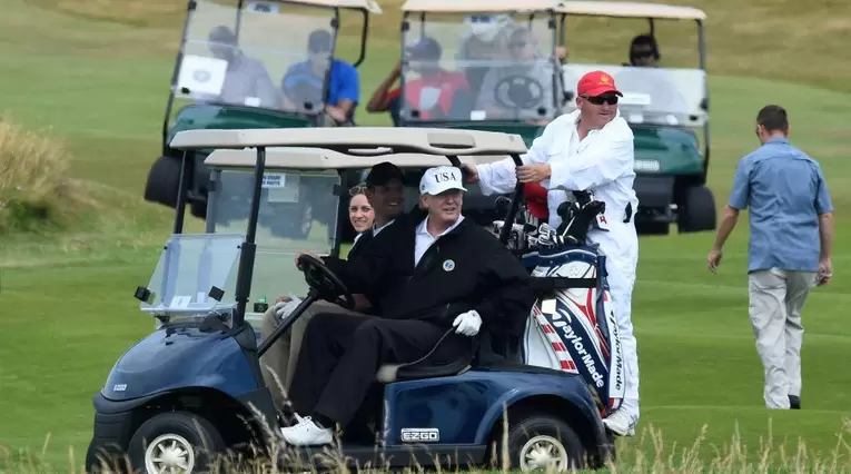 Donald Trump jugando golf