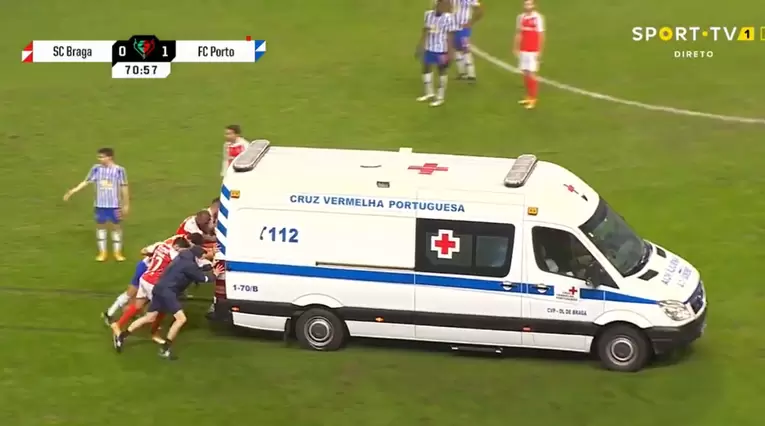 Captura de pantalla, jugadores empujando ambulancia