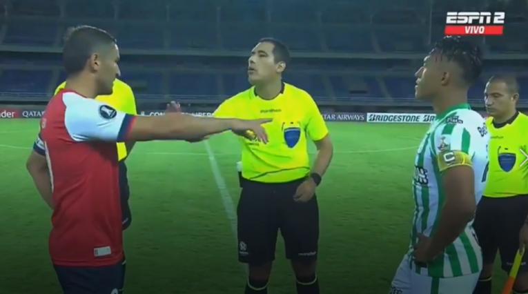 Gonzalo Bergessio, caliente en el duelo Atlético Nacional vs Nacional de Uruguay