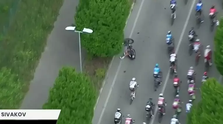 Pavel Sivakov se cayó en la etapa 5 del Giro