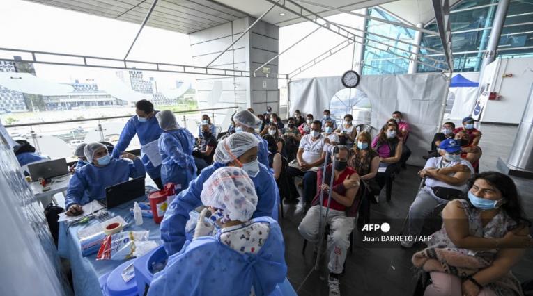Colombianos vacunándose