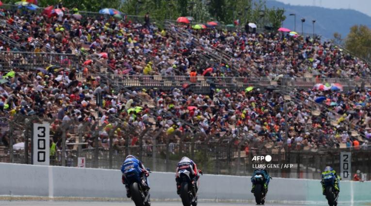 Espectadores presenciando carreras de MotoGP