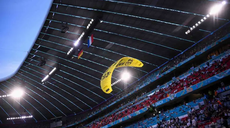 Activista Greenpeace en la Eurocopa