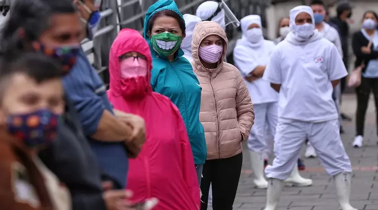 Ciudadanos colombianos haciendo fila