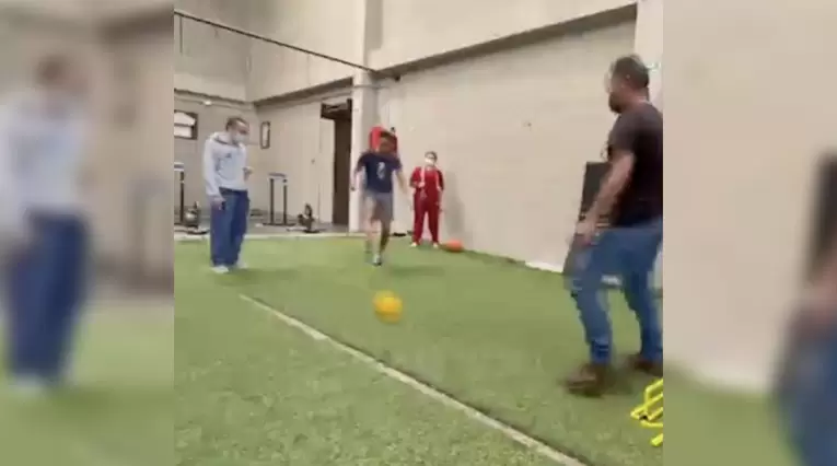 Egan Bernal pateando un balón tras el accidente