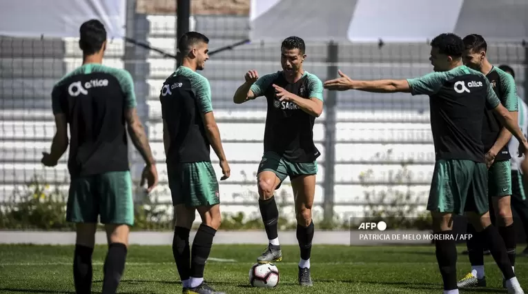 Cristiano, Pepe y otras figaras de Portugal, en un entrenamiento con su Selección.