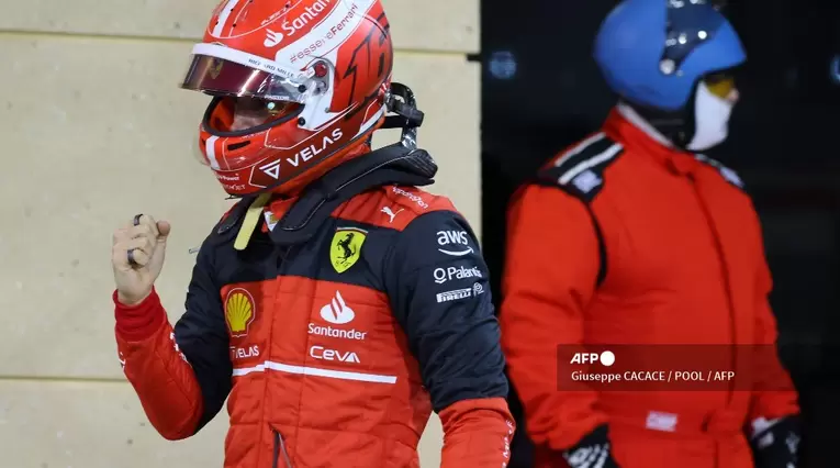 Leclerc tras ganar su primera pole de la temporada en Bahréin. 