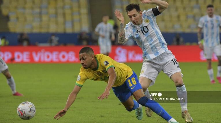 Leo Messi y Renan Lodi en la final de La Copa América 2021.