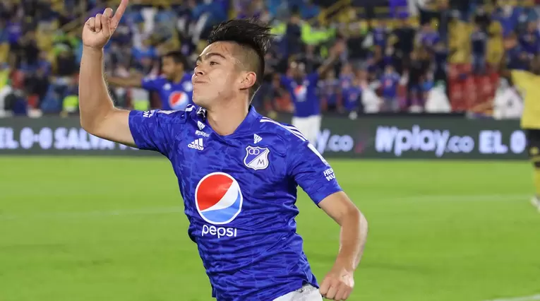 Daniel Ruiz celebrando un gol con Millonarios ante Águilas Doradas