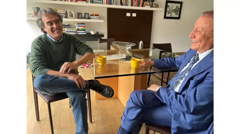 Sergio Fajardo y Rodolfo Hernández reunidos tomándose una taza de café