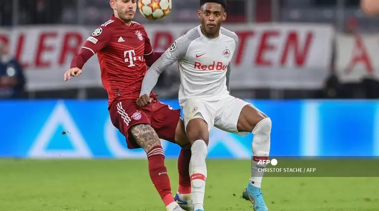 Karim Adeyemi en su partido con Salzburgo ante Bayer Múnich por Champions League.