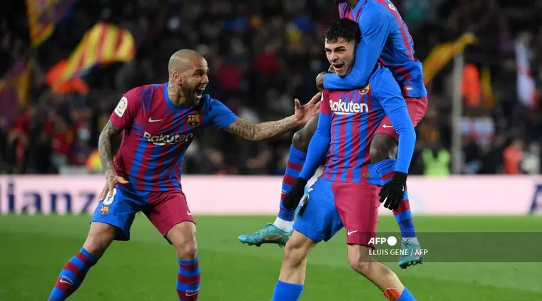 Pedri, Dani Alves y Dembéle festrejan el gol del triunfo del Barcelona ante Sevilla