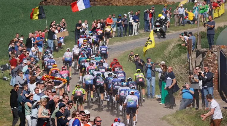 Ciclistas durante la París-Roubaix 2022