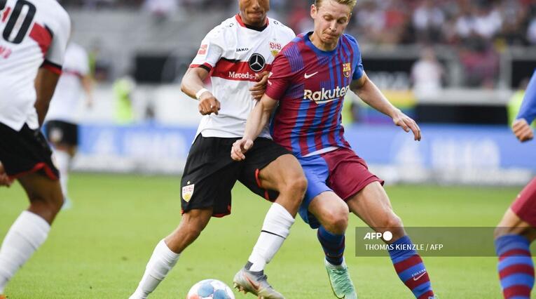 Frankie de Jong jugando con el Barcelona en la temporada 2022.