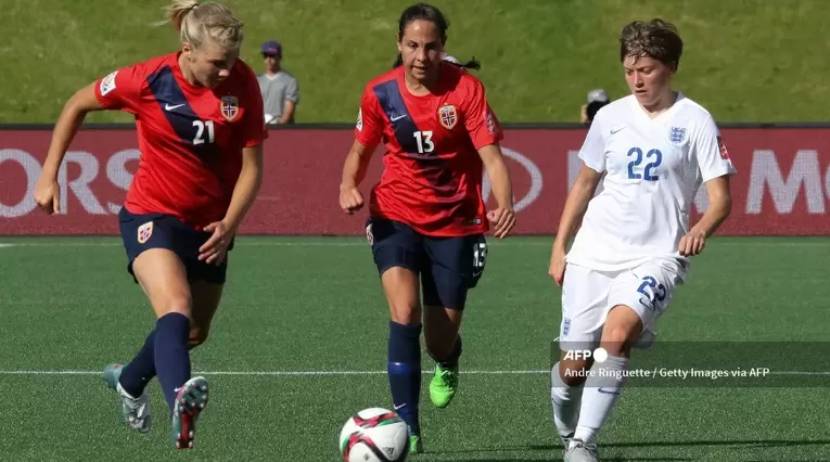 Duelo europeo entre las selecciones femeninas de Noruega e Inglaterra, 2015.