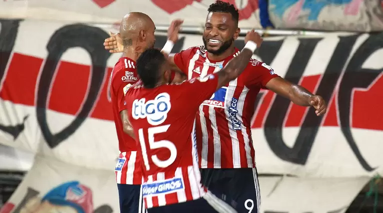 Jugadores del Junior celebran el primer gol en la victoria ante Alianza Petrolera.